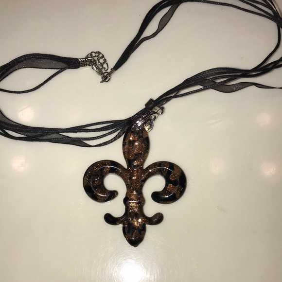 Jewelry - Gorgeous fleur de lis necklace